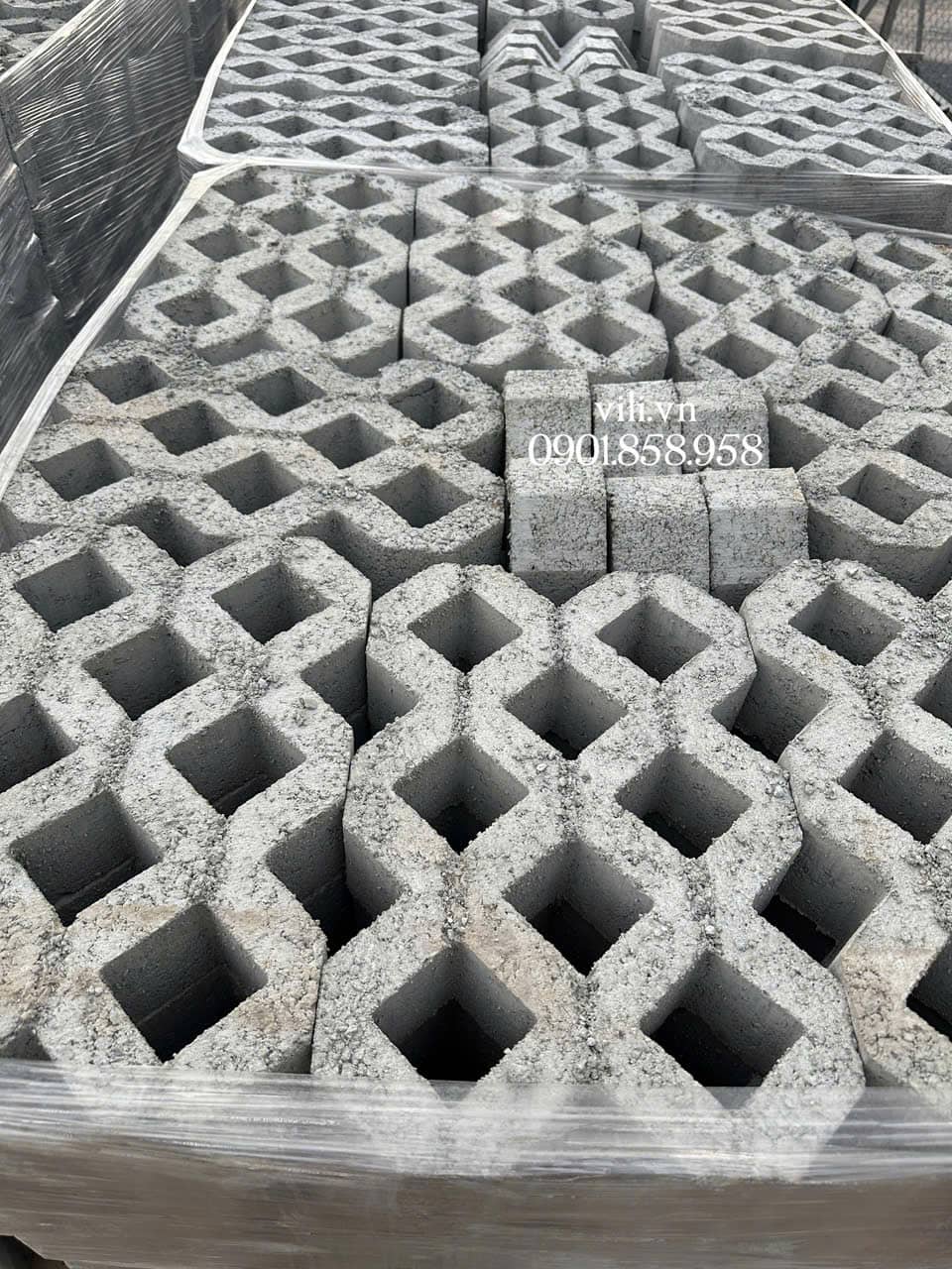 Gạch trồng cỏ 8 lỗ nhám
